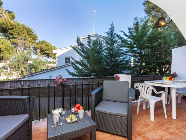 Table, Meubles, Propriété, Bâtiment, Ciel, Plante, Pot De Fleur, Plante D'Appartement, Chaise, Éclairage
