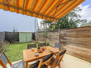 Table, Meubles, Plante, Propriété, Bâtiment, La Nature, Bois, Tableau De Plein Air, Mobilier De Jardin, Ombre