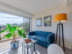 Plante, Propriété, Meubles, Pot De Fleur, Canapé, Plante D'Appartement, Bleu Azur, Confort, Table, Design Intérieur