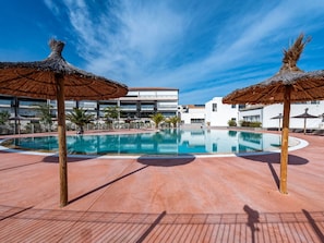 Nuage, Ciel, L'Eau, Piscine, Bleu Azur, Station Balnéaire, Arbre, Mobilier De Jardin, Bois, Ombre