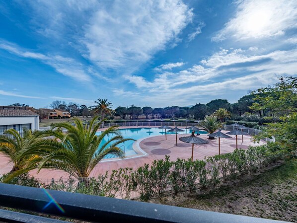 Nuage, L'Eau, Ciel, Plante, Bleu Azur, Arbre, Paysage Naturel, Piscine, Bâtiment, Loisir