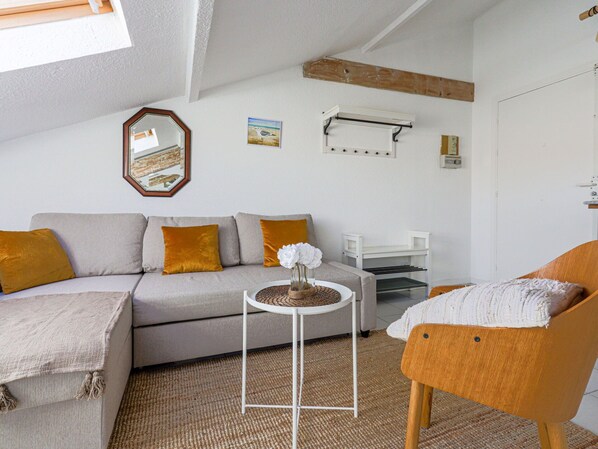 Meubles, Canapé, Table, Confort, Bâtiment, Bois, Orange, Design Intérieur, Maison, Architecture