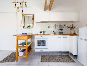 Cabinetry, Cuisinière, Comptoir, Appareil De Cuisine, Bois, Design Intérieur, Cuisine, Table, Évier, Électroménager