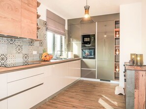 Eigentum, Cabinetry, Möbel, Holz, Countertop, Interior Design, Flooring, Fussboden, Laminatboden, Küche