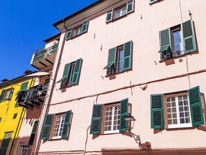 Himmel, Gebäude, Fenster, Pflanze, Blau, Urban Design, Rechteck, Fassade, Tönungen Und Schatten