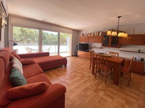 Couch, Furniture, Table, Property, Wood, Interior Design, Living Room, Comfort, Floor, Flooring