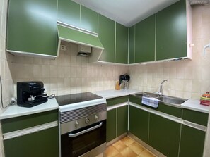 Cabinetry, Countertop, Tap, Property, Kitchen Sink, Plumbing Fixture, Kitchen Stove, Sink, Kitchen, Interior Design