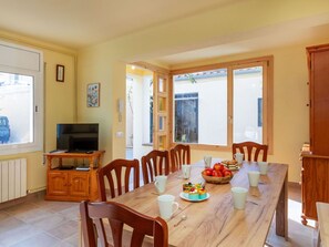 Table, Furniture, Chair, Wood, Interior Design, Living Room, Window, Tableware, Floor, Flooring