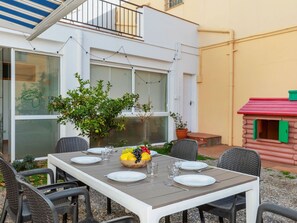 Table, Property, Plant, Building, Furniture, Window, Tableware, Flowerpot, Chair, Interior Design