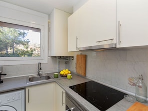 Kitchen Sink, Sink, Property, Countertop, Tap, Cabinetry, Window, Kitchen, Kitchen Stove, Kitchen Appliance