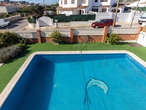 Water, Plant, Swimming Pool, Building, Azure, Window, Architecture, Rectangle, Leisure, Shade