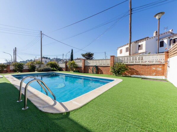 Plant, Water, Sky, Azure, Swimming Pool, Building, Flooring, Rectangle, Grass, Tree