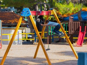 Erholung Im Freien, Gelb, Baum, Erholung, Spielplatz Rutsche, Spielplatz, Freizeit, Spielmittel, Schatten, Rutsche