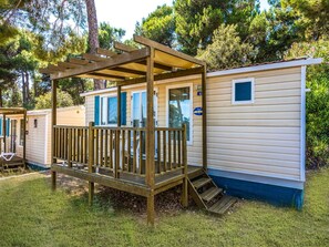 Property, Wood, Plant, Land Lot, Tree, Cottage, Shade, Leisure, Siding, Real Estate