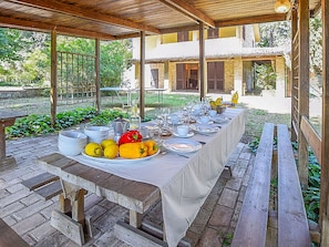 Table, Plant, Furniture, Tableware, Decoration, Building, Chair, Tablecloth, Interior Design, Outdoor Furniture