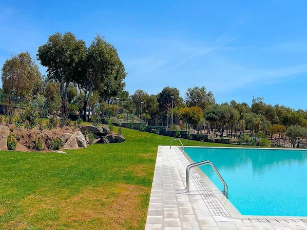 Ciel, L'Eau, Plante, Arbre, Paysage Naturel, Banque, Herbe, Loisir, Piscine, Rectangle