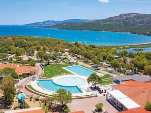 L'Eau, Ciel, Propriété, Bleu Azur, Montagne, Station Balnéaire, Plante, Nuage, Arbre, Piscine