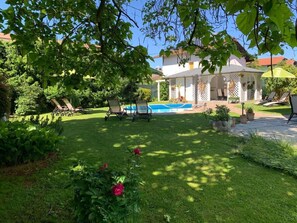 Pflanze, Eigentum, Himmel, Blume, Gebäude, Baum, Grundstueck, Vegetation, Fenster, Gras
