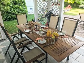 Tabelle, Pflanze, Möbel, Geschirr, Fenster, Stuhl, Tisch Im Freien, Holz, Gartenmöbel, Baum