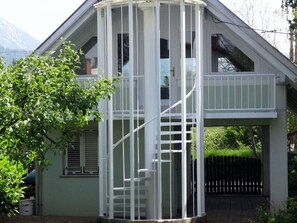 Tabelle, Eigentum, Möbel, Geschirr, Stuhl, Interior Design, Beleuchtung, Schatten, Baum, Grundeigentum