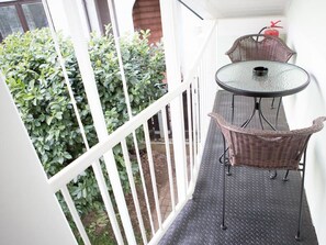 Tabelle, Eigentum, Möbel, Geschirr, Stuhl, Interior Design, Beleuchtung, Schatten, Baum, Grundeigentum