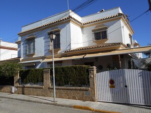 Balcony / Terrace / Patio, Building Exterior, Garden