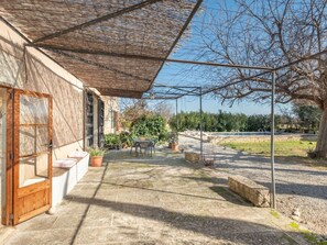 Pflanze, Schatten, Baum, Grundstueck, Himmel, Wohngebiet, Landschaft, Strassenbelag, Fassade, Holz
