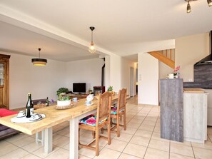 Table, Property, Wood, Interior Design, Living Room, Floor, Building, Flooring, Houseplant, Hardwood