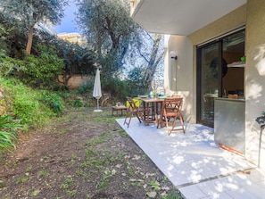Plant, Table, Building, Shade, Chair, Tree, Sky, Outdoor Furniture, Residential Area, Flooring