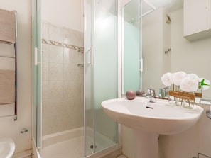 Mirror, Plumbing Fixture, Tap, Sink, Property, Bathroom Sink, Bathroom, Purple, Interior Design