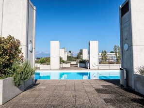 Himmel, Eigentum, Pflanze, Azurblau, Gebäude, Urban Design, Rechteck, Gras, Grundeigentum, Fassade