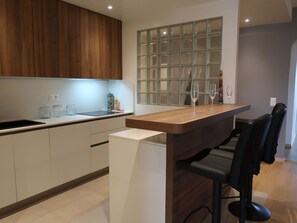 Countertop, Cabinetry, Sinken, Eigentum, Möbel, Spüle, Holz, Küche, Zapfhahn, Interior Design