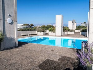 Wasser, Himmel, Eigentum, Schwimmbad, Pflanze, Azurblau, Gebäude, Rechteck, Beleuchtung, Schatten