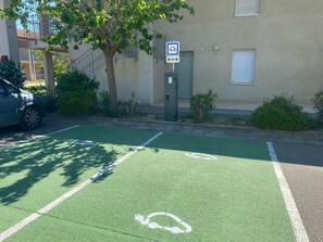 Pflanze, Rad, Eigentum, Fenster, Gebäude, Strassenbelag, Asphalt, Grundstueck, Gras