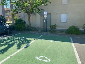 Plante, Roue, Propriété, Fenêtre, Bâtiment, Surface De La Route, Asphalte, Lot Terre, Herbe