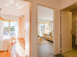 Bâtiment, Meubles, Confort, Fenêtre, Porte, Bois, Design Intérieur, Ombre, Salon