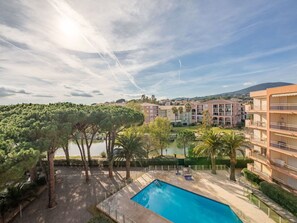 Nuage, L'Eau, Ciel, Bâtiment, Plante, Bleu Azur, Piscine, Arbre, Plan D'Eau, Loisir