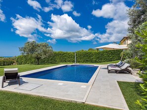 Nuage, L'Eau, Plante, Ciel, Piscine, Bleu Azur, Mobilier De Jardin, Arbre, Rectangle, Ombre