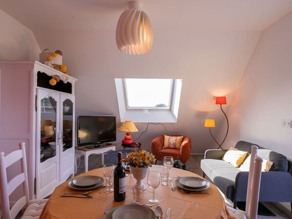Tabelle, Möbel, Geschirr, Bilderrahmen, Stuhl, Komfort, Orange, Gebäude, Beleuchtung, Interior Design