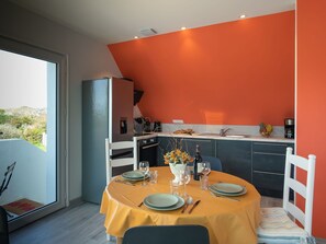 Tabelle, Eigentum, Möbel, Stuhl, Cabinetry, Interior Design, Geschirr, Orange, Countertop, Holz