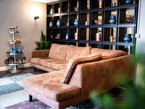 Möbel, Couch, Interior Design, Wohnzimmer, Pflanze, Fussboden, Bilderrahmen, Flooring, Wand, Studio Couch
