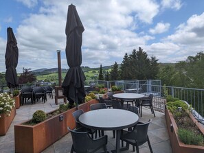 Wolke, Himmel, Pflanze, Tabelle, Möbel, Blumentopf, Tisch Im Freien, Stuhl, Gartenmöbel, Baum