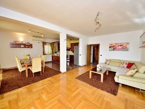 Tabelle, Eigentum, Möbel, Geschirr, Stuhl, Interior Design, Beleuchtung, Schatten, Baum, Grundeigentum