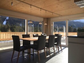 Tabelle, Eigentum, Möbel, Stuhl, Gebäude, Schatten, Interior Design, Holz, Die Architektur, Fussboden