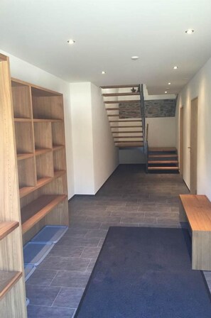 Eigentum, Holz, Interior Design, Gebäude, Fussboden, Flooring, Wandschrank, Regal, Regale