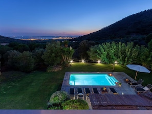 Sky, Plant, Water, Light, Swimming Pool, Nature, Building, Tree, Chair, Grass
