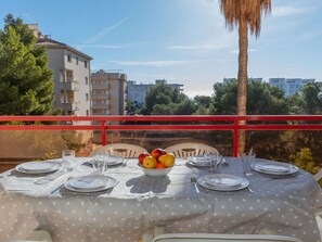 Sky, Tableware, Table, Cloud, Daytime, Building, Food, Chair, Tablecloth, Window
