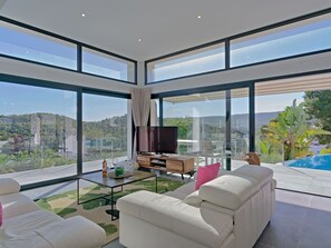 Gebäude, Wolke, Möbel, Fenster, Himmel, Azurblau, Holz, Interior Design, Schatten