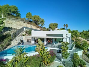 Bâtiment, Nuage, Meubles, Fenêtre, Ciel, Bleu Azur, Bois, Design Intérieur, Ombre