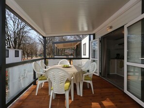 Gebäude, Wolke, Möbel, Fenster, Himmel, Azurblau, Holz, Interior Design, Schatten